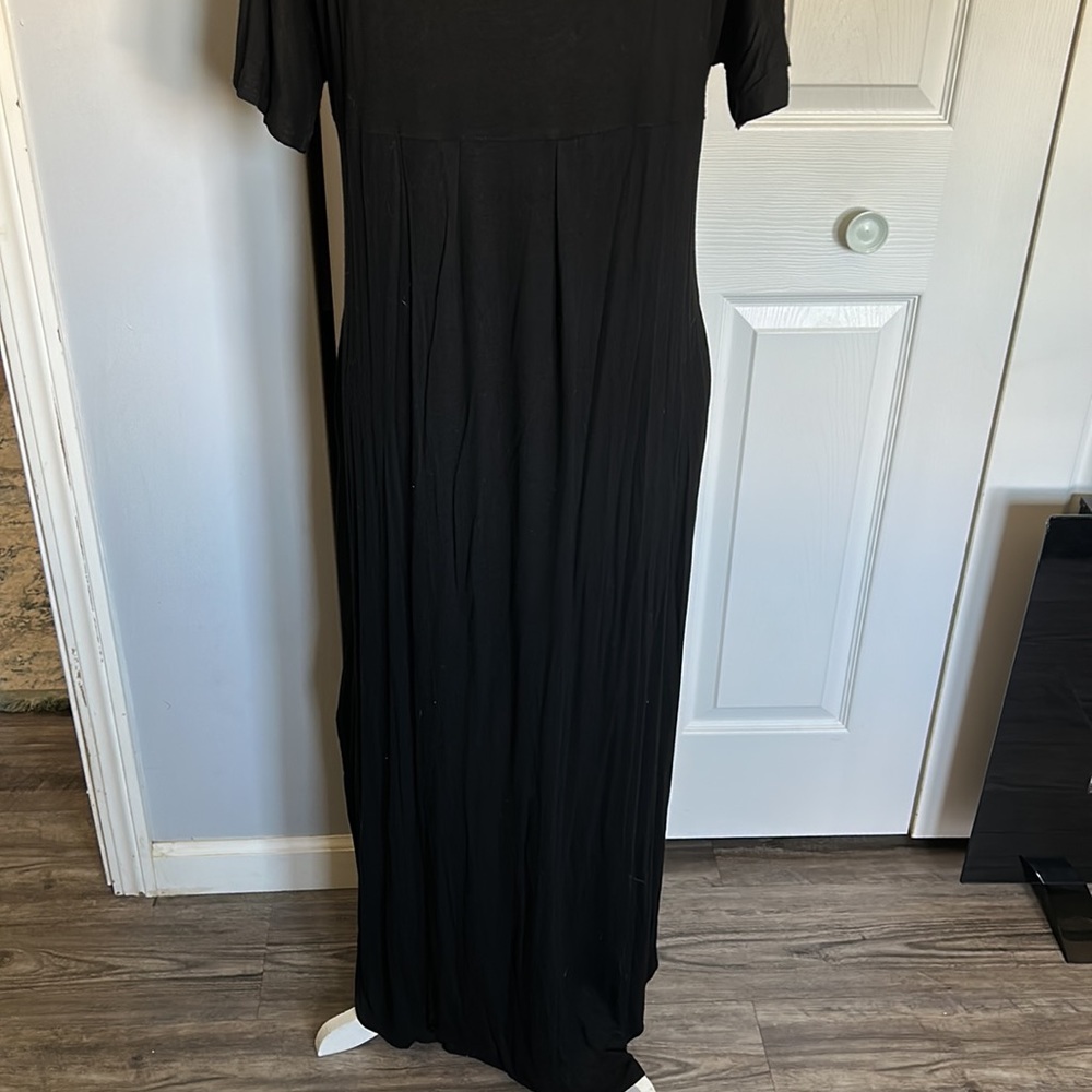 Black V-neck Maxi Dress - Picture 5 of 10